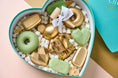 Cargar la imagen en la vista de la galería, Chocolates para cumpleaños, caja en forma de corazón realizada con chocolate de leche y chocolate blanco. Vista de cerca.