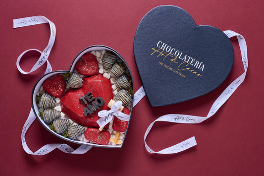 Chocolates para aniversario, caja en forma de corazón realizada con chocolate de leche, chocolate blanco y fresas cubiertas de chocolate. Vista de arriba. 