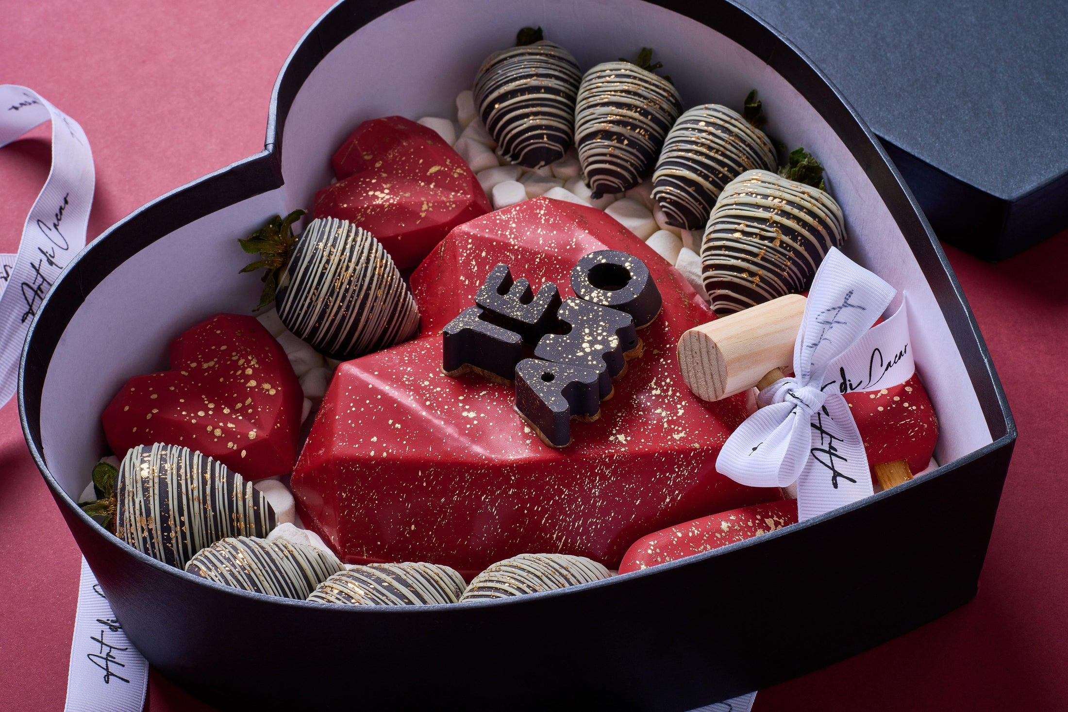 Chocolates para aniversario, caja en forma de corazón realizada con chocolate de leche, chocolate blanco y fresas cubiertas de chocolate. Vista de lado