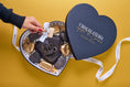 Cargar la imagen en la vista de la galería, Chocolates para aniversario, caja en forma de corazón realizada con chocolate de leche y chocolate blanco. Interacción con producto 2. 
