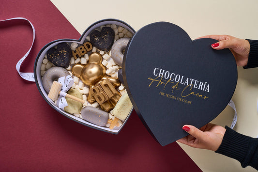 Chocolates para cumpleaños, caja en forma de corazón realizada con chocolate de leche y chocolate blanco. Interacción con producto. 