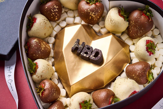 Chocolates para cumpleaños, caja en forma de corazón realizada con chocolate de leche, chocolate blanco y fresas cubiertas de chocolate. Vista de arriba 2