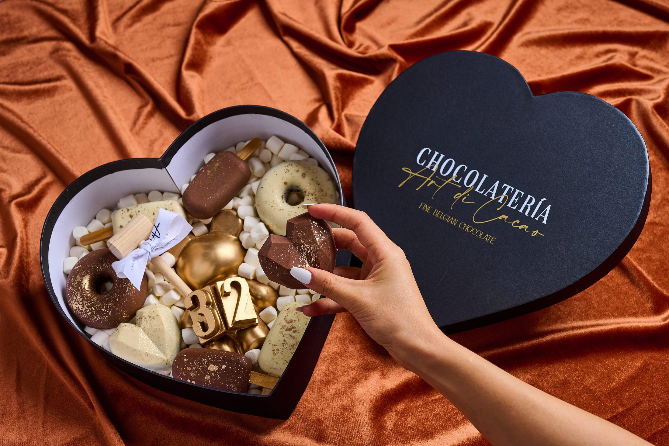 Chocolates para cumpleaños, caja en forma de corazón realizada con chocolate de leche y chocolate blanco. Interacción con producto. 