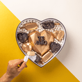 Cargar la imagen en la vista de la galería, Chocolates para aniversario, caja en forma de corazón realizada con chocolate de leche y chocolate blanco. Interacción con producto. 
