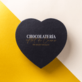 Cargar la imagen en la vista de la galería, Chocolates para aniversario, caja en forma de corazón realizada con chocolate de leche y chocolate blanco. Vista caja cerrada. 
