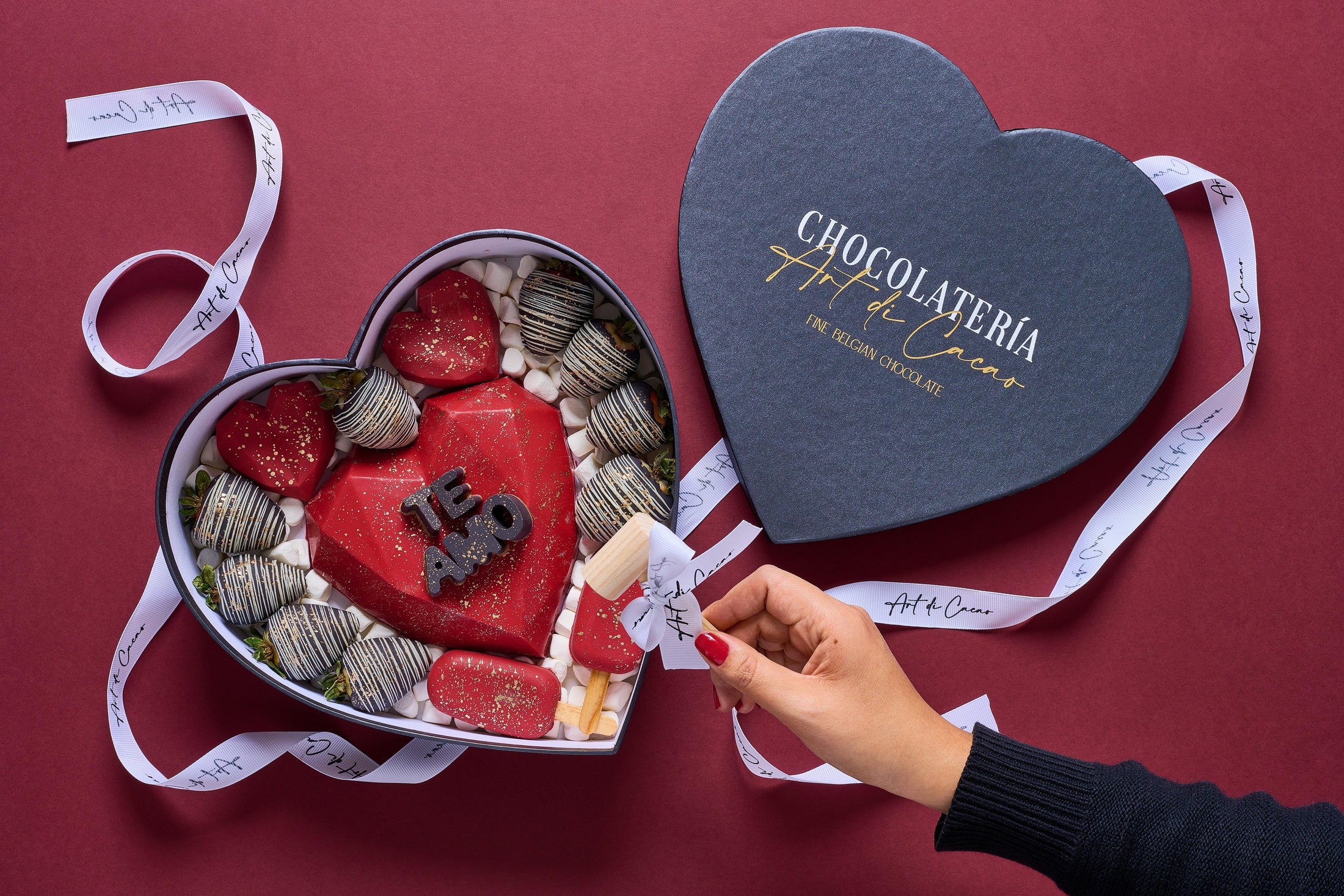 Chocolates para aniversario, caja en forma de corazón realizada con chocolate de leche, chocolate blanco y fresas cubiertas de chocolate. Vista de interacción de producto. 