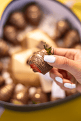 Cargar la imagen en la vista de la galería, Chocolates para aniversario, caja en forma de corazón realizada con chocolate de leche y fresas cubiertas de chocolate. Vista interactuando.
